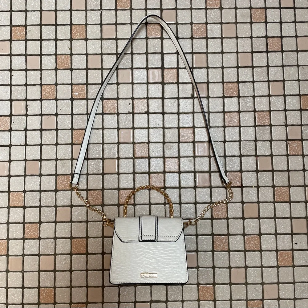 Aldo Mini White Square Handbag with Gold Lion and Chain - Picture 3 of 10